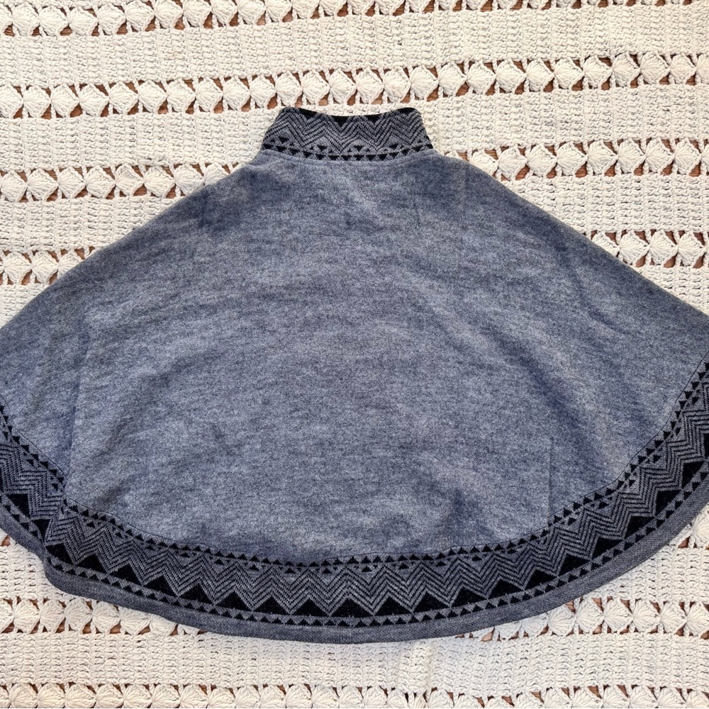 Gray Cape With Black Geometric Pattern - image 2